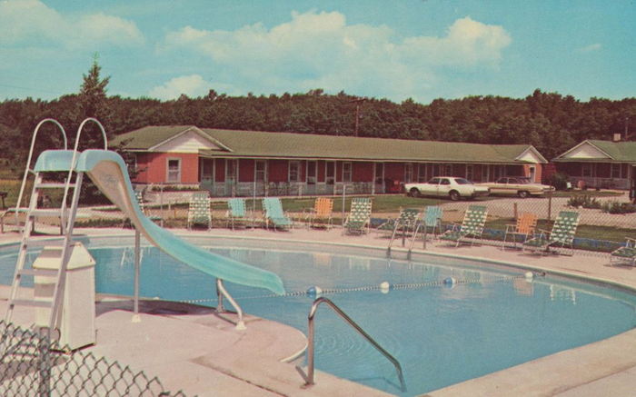 Great Escape Motor Lodge (Redwoood Motor Lodge) - Vintage Postcard (newer photo)